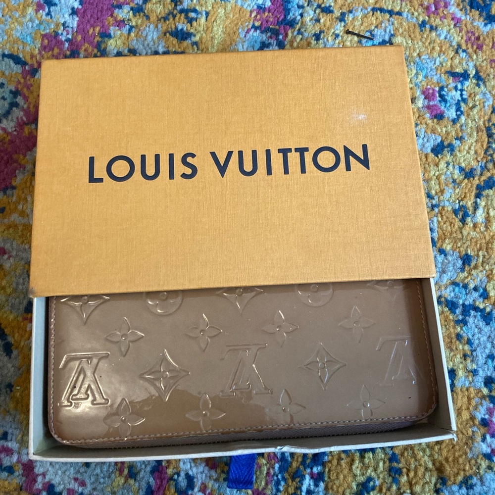 Louis vuttion cream wallet great condition